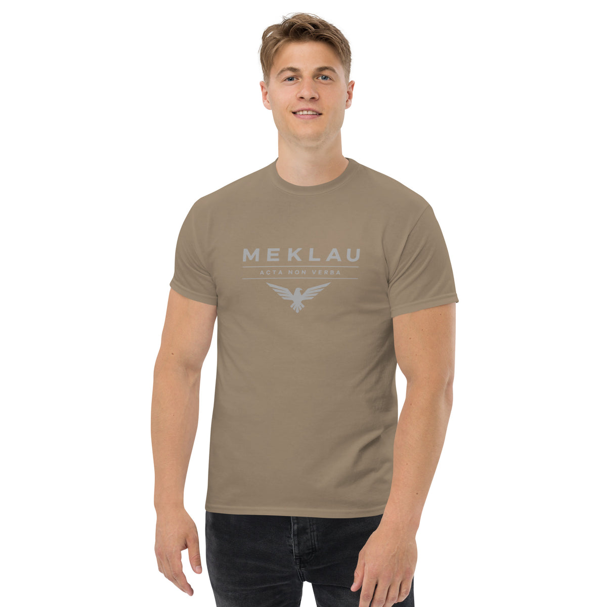 Man wearing a brown t-shirt with 'MEKLAU' logo on a white background